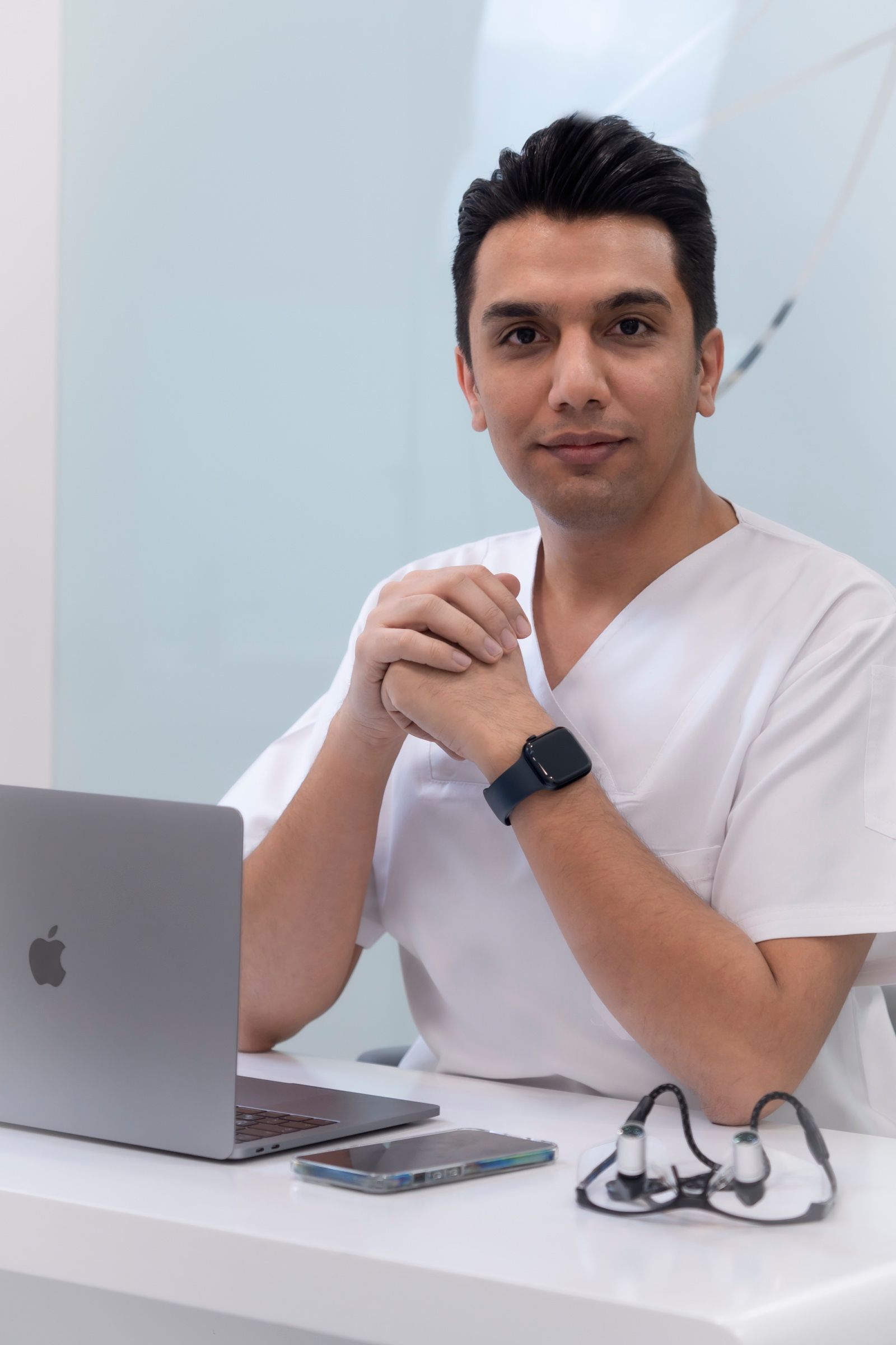 دکتر علی عزیزی در مطب