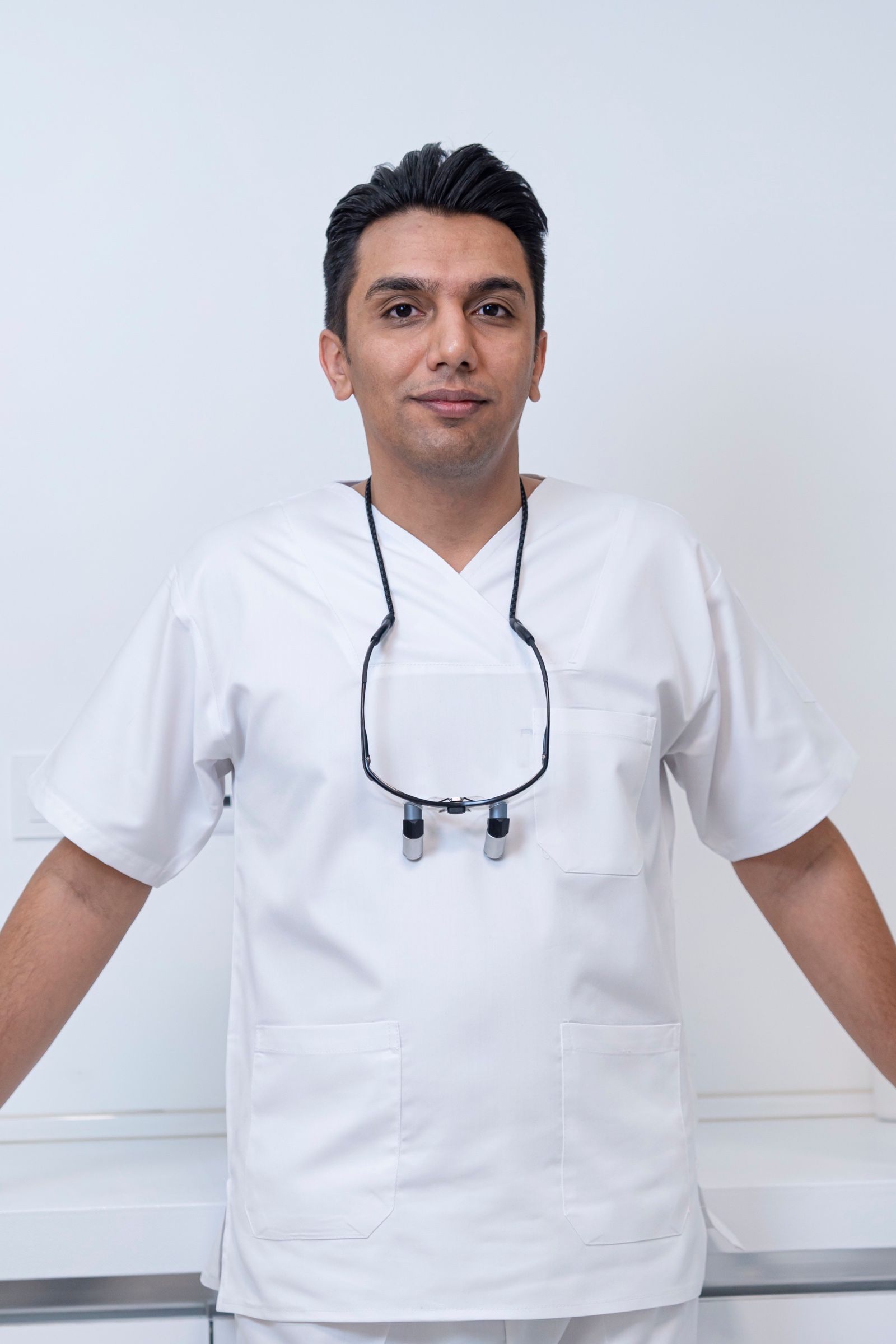 دکتر علی عزیزی در مطب