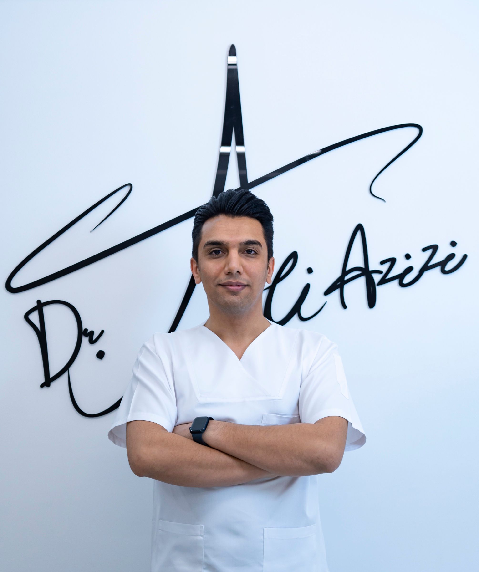 دکتر علی عزیزی در مطب